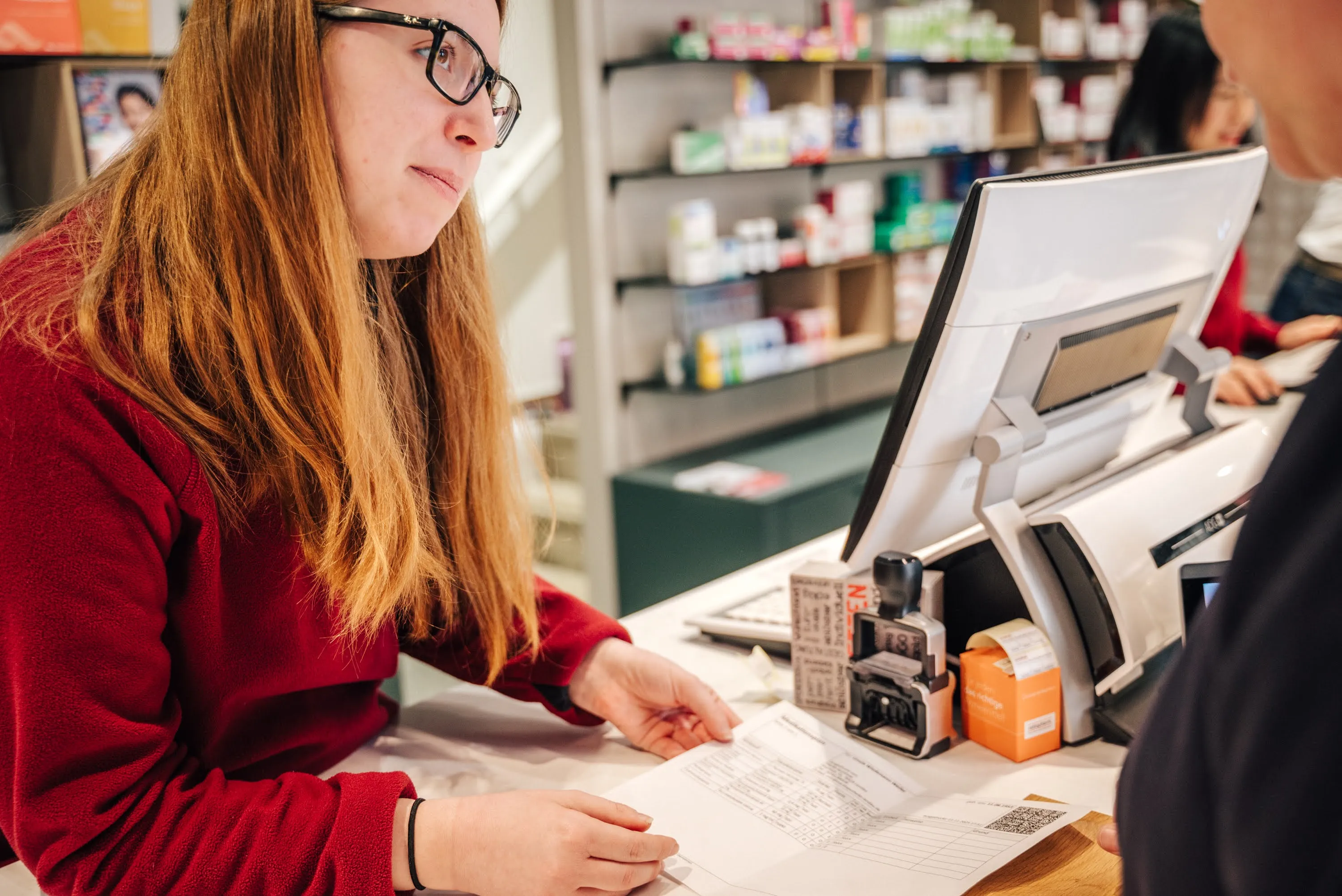 Mitarbeiterin an der Kasse