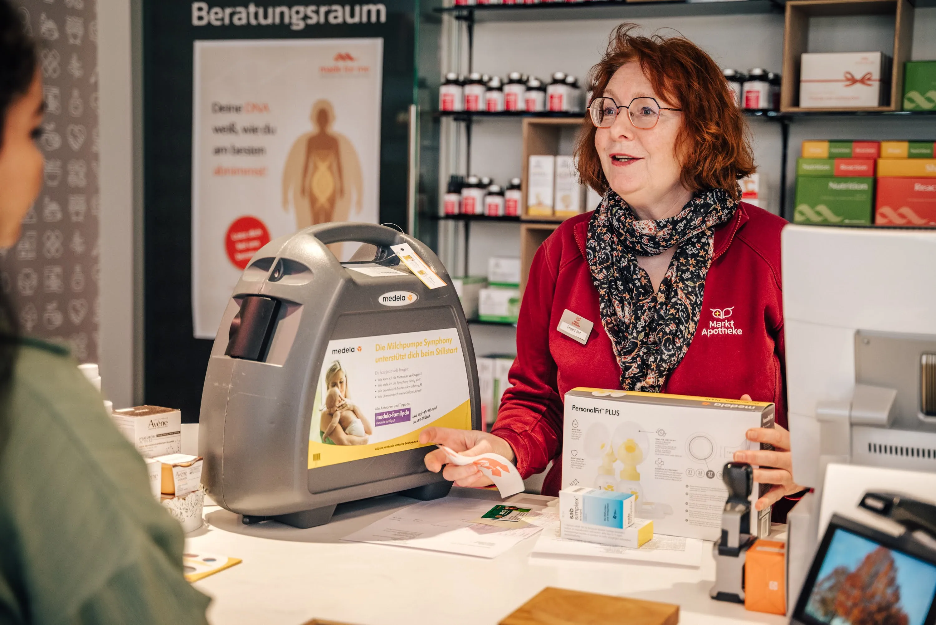 Familie im Beratungsgespräch in der Markt Apotheke Landau