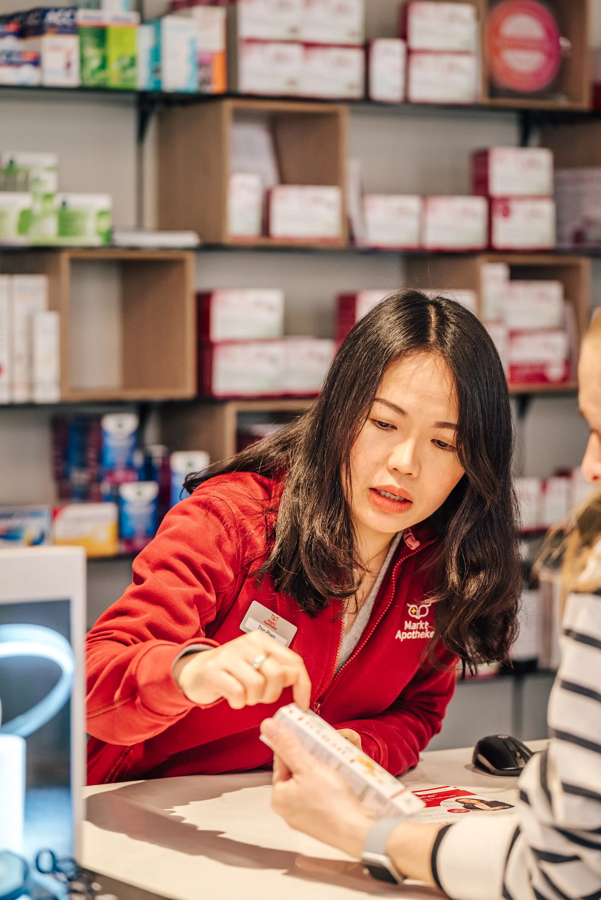 Kind wird in der Markt Apotheke Landau umsorgt