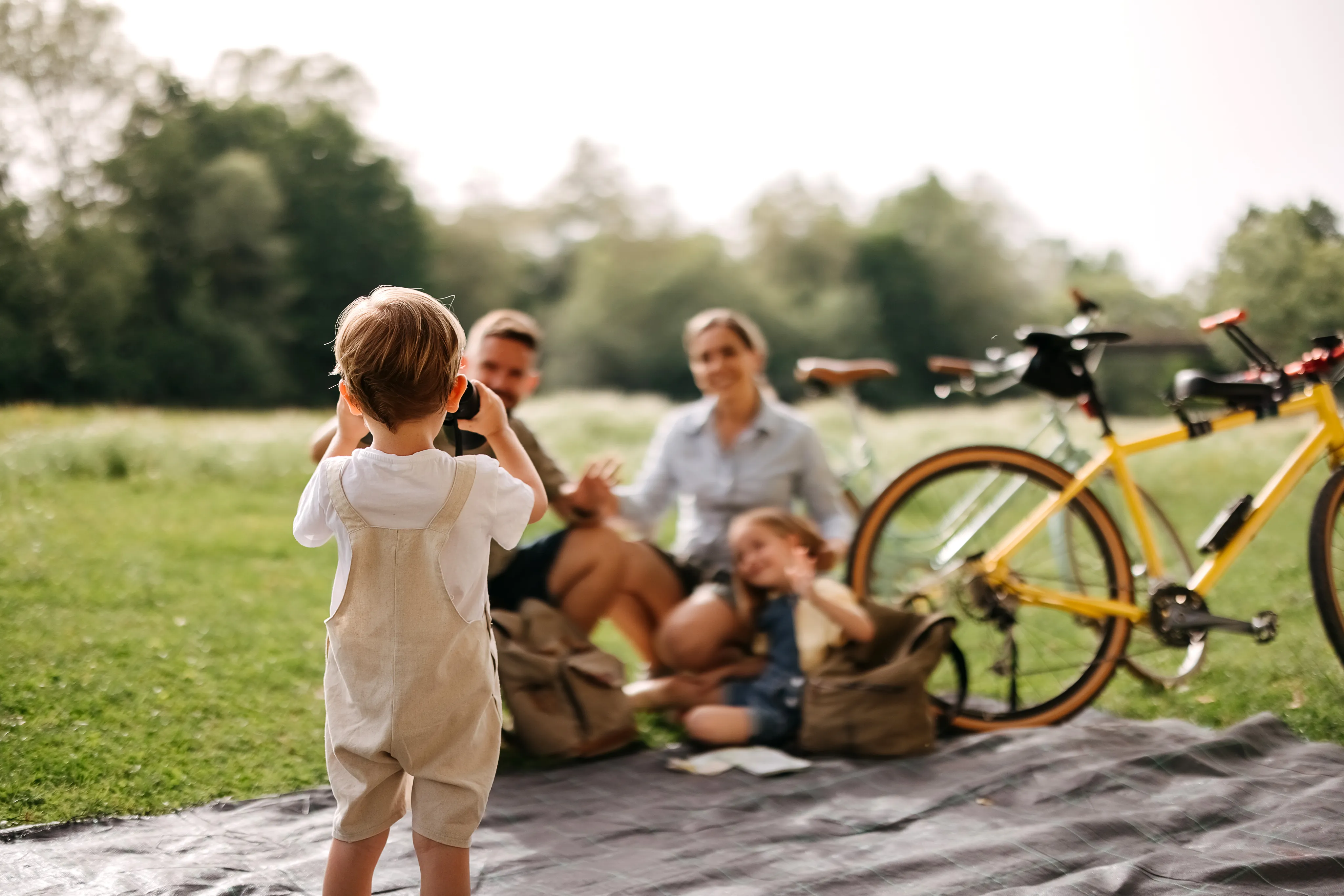 Familie beim Picknick im Grünen