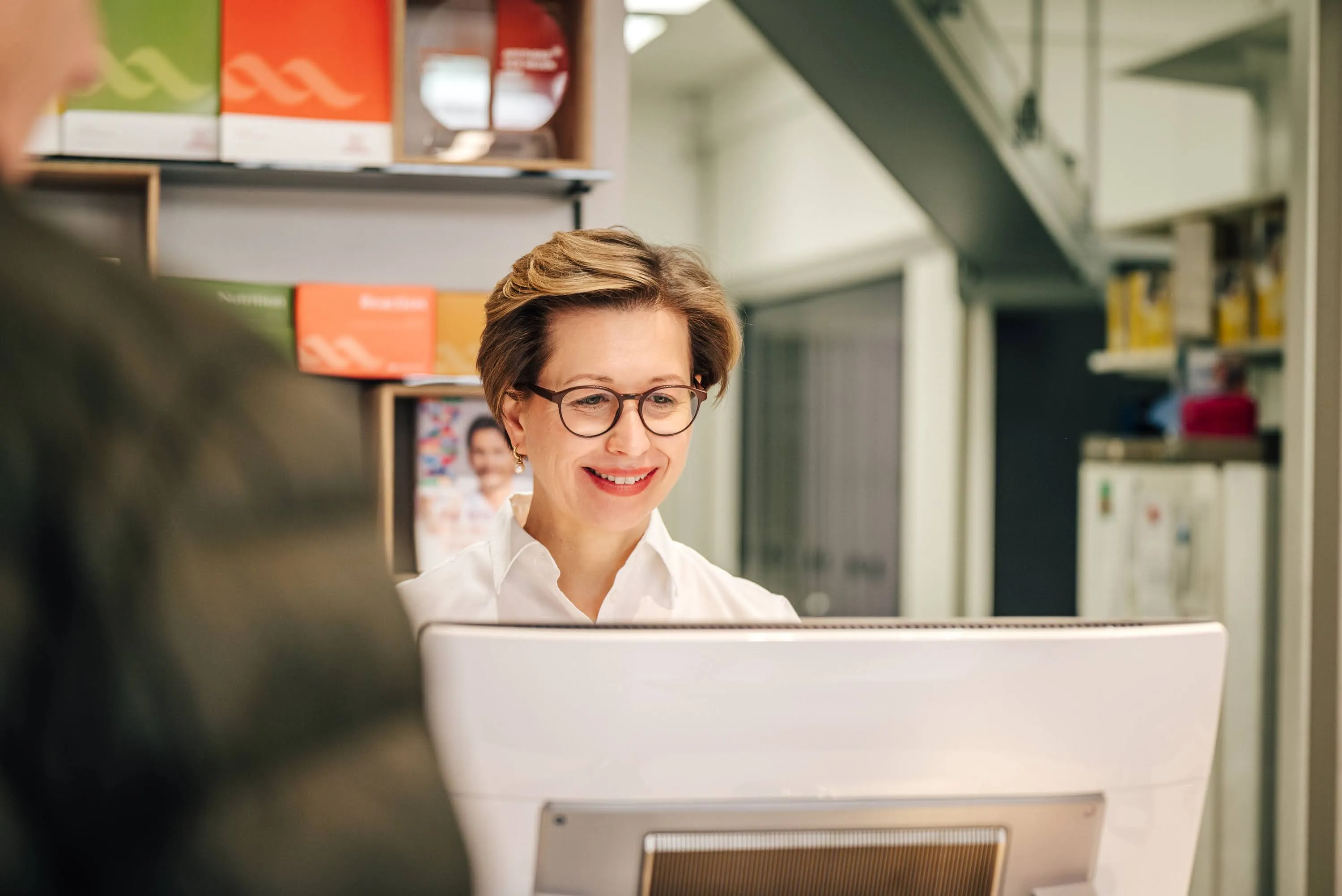 PTA bei der Beratung am Computer in der Markt Apotheke Landau