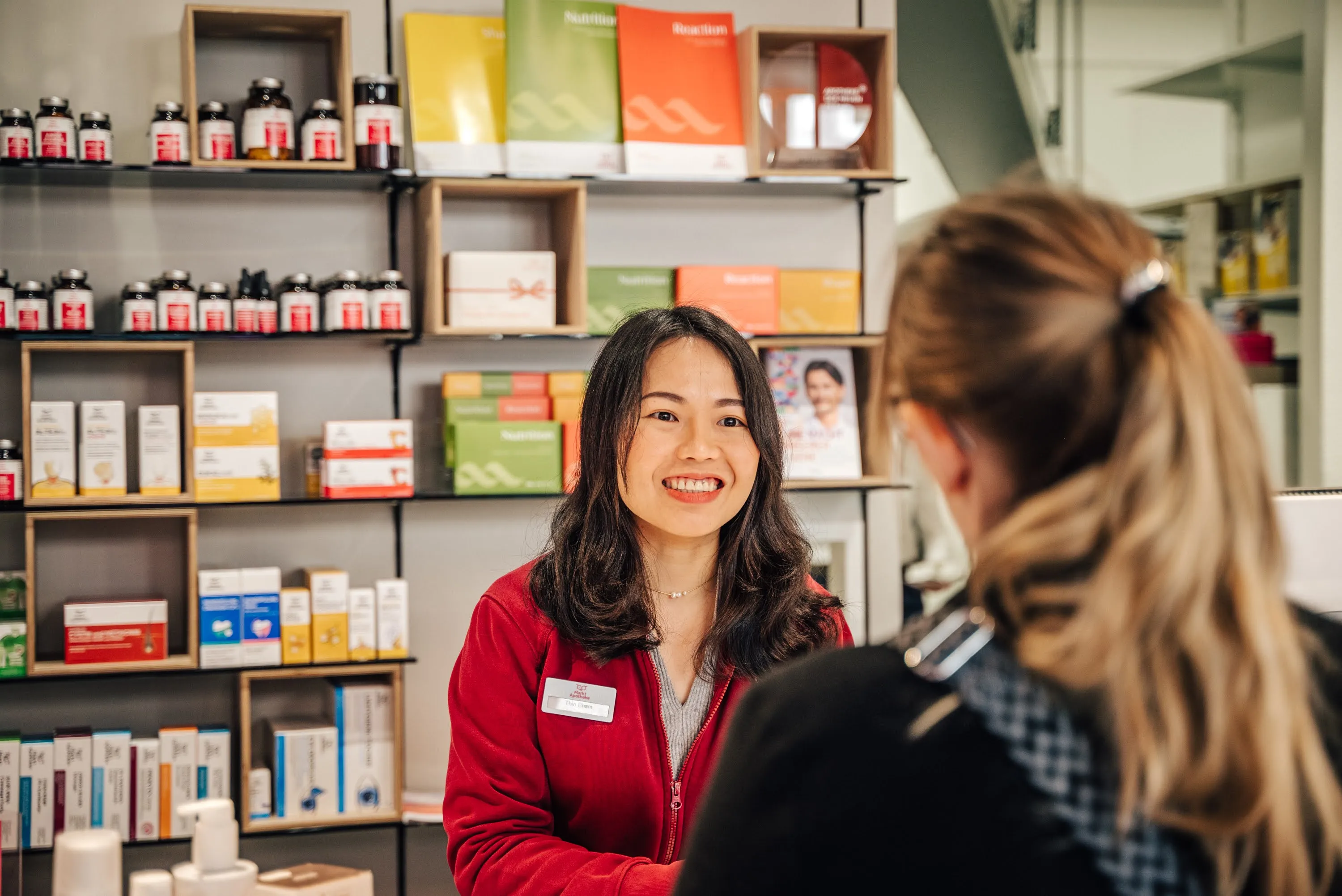 Persönliche Beratung am Tresen der Markt Apotheke Landau