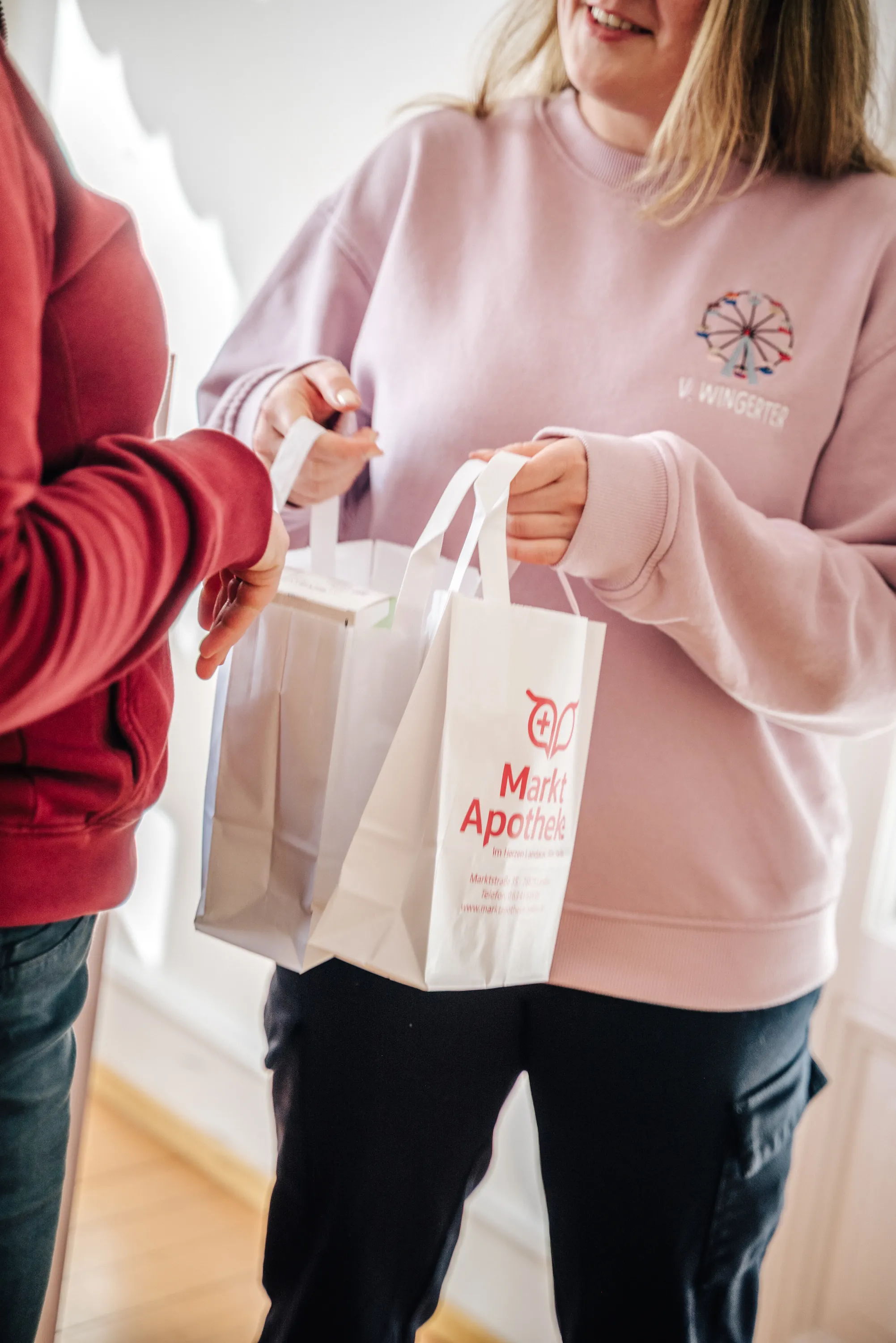 Lieferservice – Medikamente werden übergeben