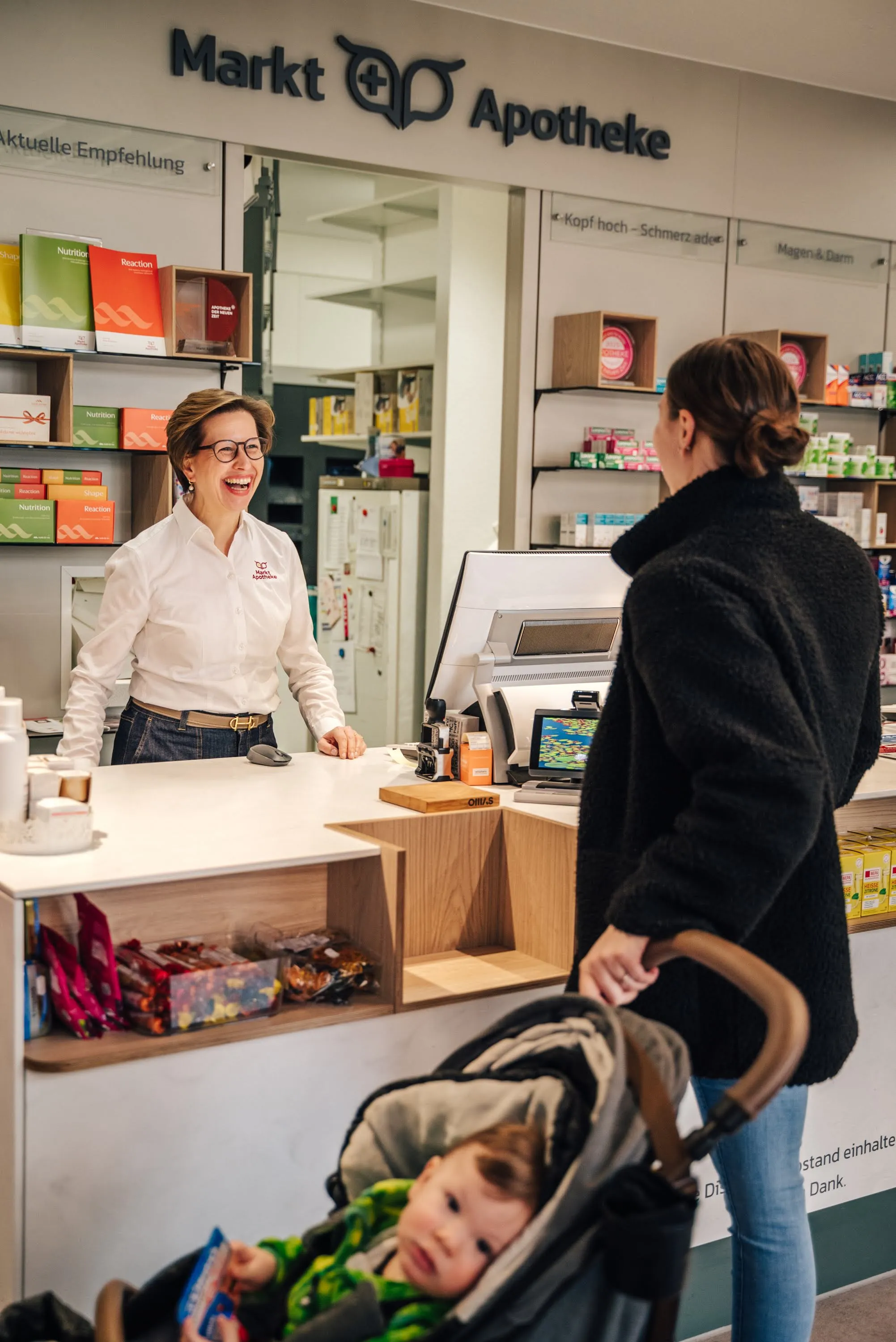 Beratung an der Kasse der Markt Apotheke Landau