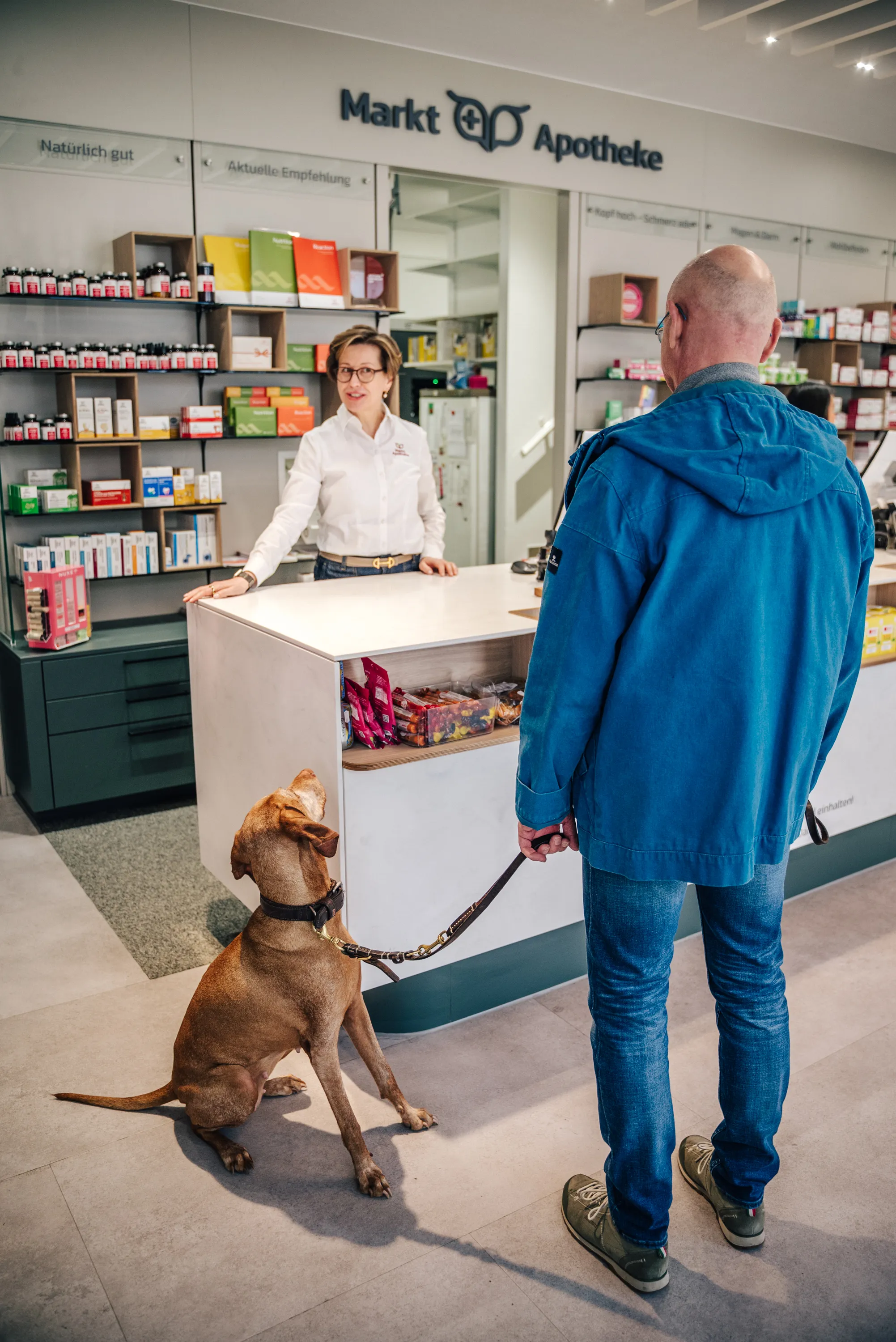 Anne Gatzen mit Hund in der Markt Apotheke Landau